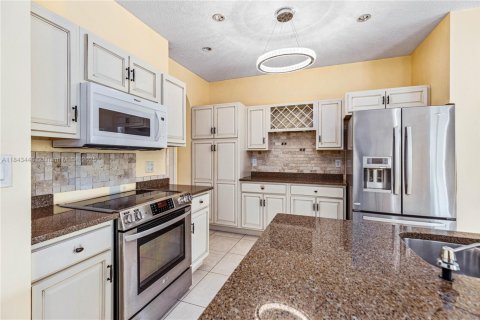 House in Miami, Florida 5 bedrooms, 241.36 sq.m. № 1838772 - photo 16