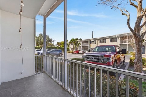 Condo in Pompano Beach, Florida, 2 bedrooms № 2036386 - photo 18