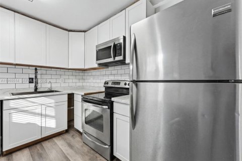 Condo in Pompano Beach, Florida, 2 bedrooms № 2036386 - photo 9