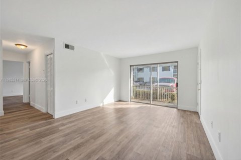 Condo in Pompano Beach, Florida, 2 bedrooms № 2036386 - photo 5