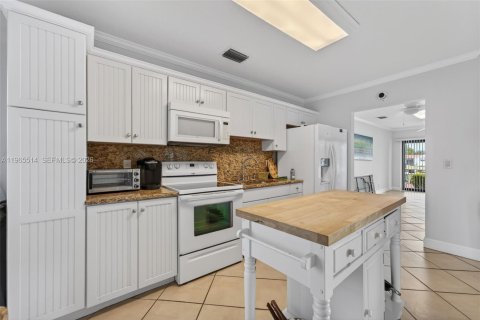 Condo in Pompano Beach, Florida, 2 bedrooms № 2036386 - photo 22