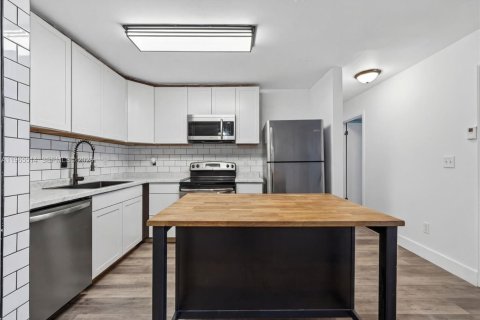 Condo in Pompano Beach, Florida, 2 bedrooms № 2036386 - photo 8