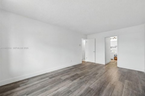 Condo in Pompano Beach, Florida, 2 bedrooms № 2036386 - photo 15