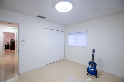 House in Miami, Florida 4 bedrooms, 183.76 sq.m. № 1952154 - photo 30