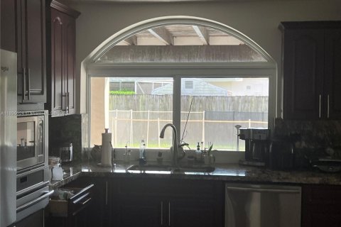 House in Miami, Florida 4 bedrooms, 183.76 sq.m. № 1952154 - photo 4