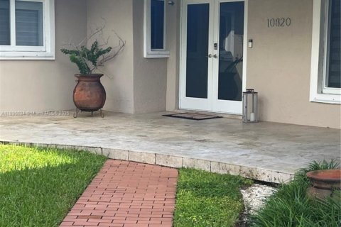 House in Miami, Florida 4 bedrooms, 183.76 sq.m. № 1952154 - photo 1