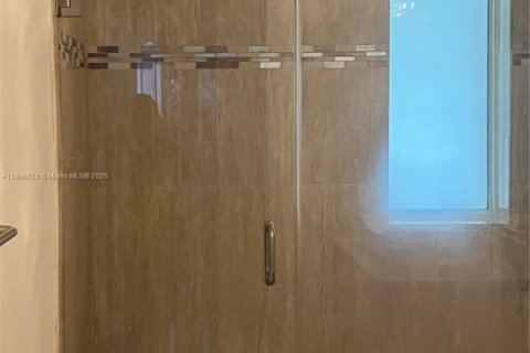 House in Miami, Florida 4 bedrooms, 183.76 sq.m. № 1952154 - photo 13