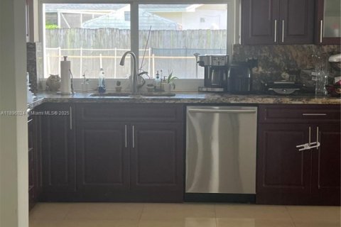 House in Miami, Florida 4 bedrooms, 183.76 sq.m. № 1952154 - photo 5