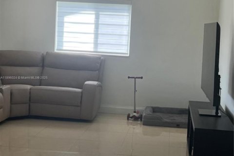 House in Miami, Florida 4 bedrooms, 183.76 sq.m. № 1952154 - photo 8