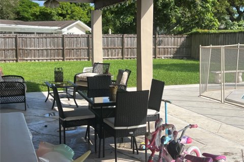 House in Miami, Florida 4 bedrooms, 183.76 sq.m. № 1952154 - photo 20