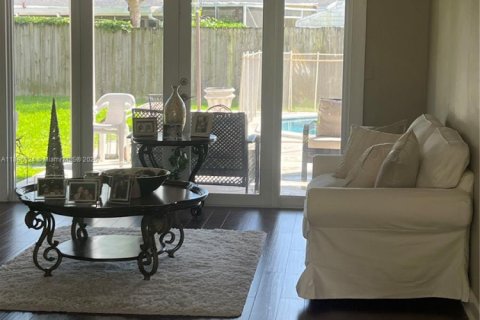 House in Miami, Florida 4 bedrooms, 183.76 sq.m. № 1952154 - photo 3