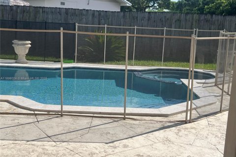 House in Miami, Florida 4 bedrooms, 183.76 sq.m. № 1952154 - photo 23