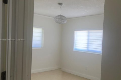 House in Miami, Florida 4 bedrooms, 183.76 sq.m. № 1952154 - photo 16