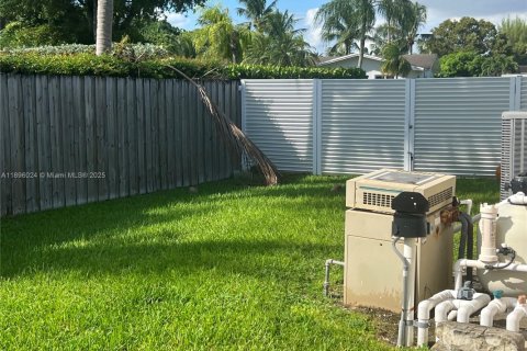 House in Miami, Florida 4 bedrooms, 183.76 sq.m. № 1952154 - photo 24