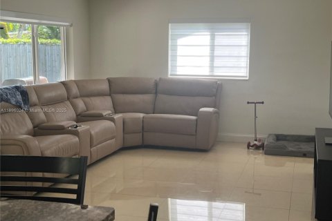 House in Miami, Florida 4 bedrooms, 183.76 sq.m. № 1952154 - photo 9