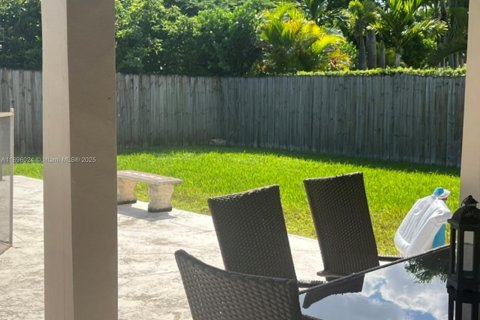 House in Miami, Florida 4 bedrooms, 183.76 sq.m. № 1952154 - photo 21