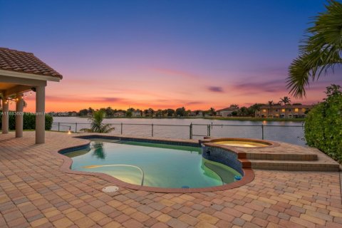 Villa ou maison à vendre à Miramar, Floride: 4 chambres, 194.07 m2 № 1930879 - photo 3