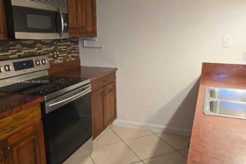 Снять в аренду таунхаус в Норт-Лодердейл, Флорида 3 спальни, 135.64м2, № 1949765 - фото 2