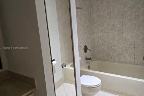 Снять в аренду таунхаус в Норт-Лодердейл, Флорида 3 спальни, 135.64м2, № 1949765 - фото 16