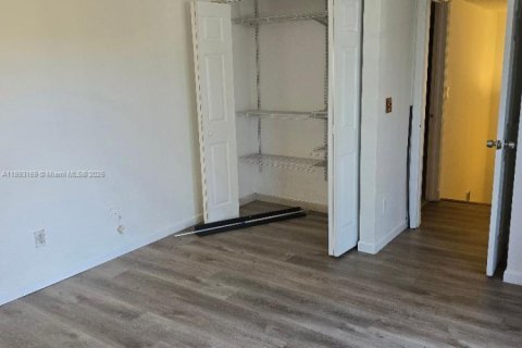 Снять в аренду таунхаус в Норт-Лодердейл, Флорида 3 спальни, 135.64м2, № 1949765 - фото 13