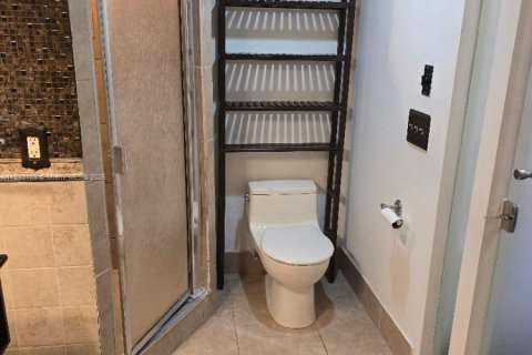 Снять в аренду таунхаус в Норт-Лодердейл, Флорида 3 спальни, 135.64м2, № 1949765 - фото 11