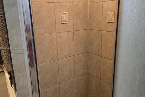 Снять в аренду таунхаус в Норт-Лодердейл, Флорида 3 спальни, 135.64м2, № 1949765 - фото 12