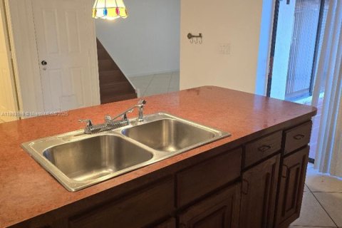 Снять в аренду таунхаус в Норт-Лодердейл, Флорида 3 спальни, 135.64м2, № 1949765 - фото 4