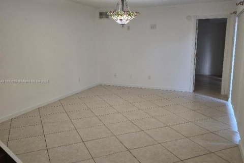 Снять в аренду таунхаус в Норт-Лодердейл, Флорида 3 спальни, 135.64м2, № 1949765 - фото 5