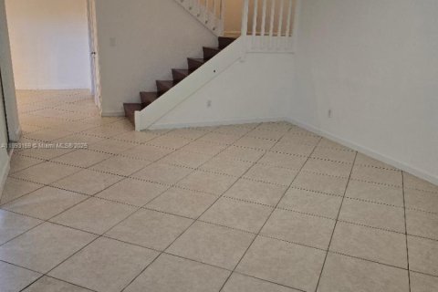 Снять в аренду таунхаус в Норт-Лодердейл, Флорида 3 спальни, 135.64м2, № 1949765 - фото 6
