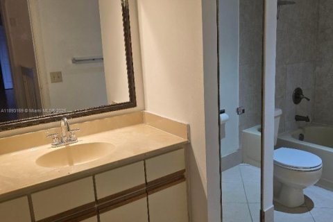 Снять в аренду таунхаус в Норт-Лодердейл, Флорида 3 спальни, 135.64м2, № 1949765 - фото 15