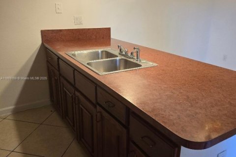 Снять в аренду таунхаус в Норт-Лодердейл, Флорида 3 спальни, 135.64м2, № 1949765 - фото 3