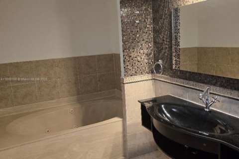 Снять в аренду таунхаус в Норт-Лодердейл, Флорида 3 спальни, 135.64м2, № 1949765 - фото 10