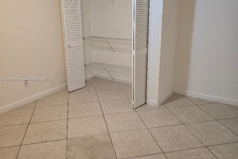 Снять в аренду таунхаус в Норт-Лодердейл, Флорида 3 спальни, 135.64м2, № 1949765 - фото 17