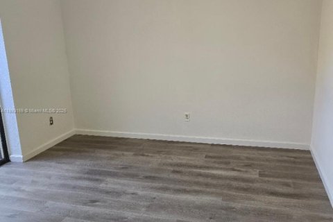 Снять в аренду таунхаус в Норт-Лодердейл, Флорида 3 спальни, 135.64м2, № 1949765 - фото 14