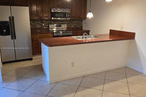 Снять в аренду таунхаус в Норт-Лодердейл, Флорида 3 спальни, 135.64м2, № 1949765 - фото 1