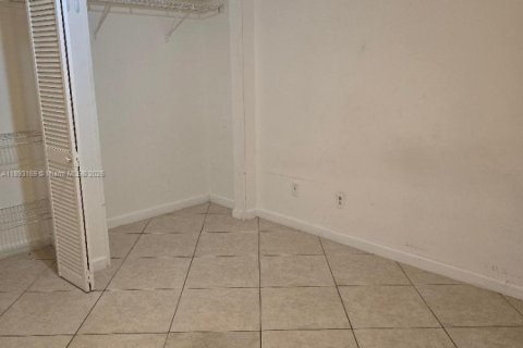 Снять в аренду таунхаус в Норт-Лодердейл, Флорида 3 спальни, 135.64м2, № 1949765 - фото 18