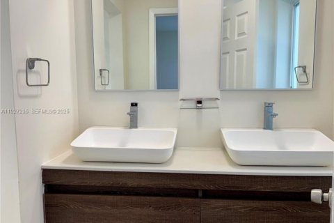 Снять в аренду виллу или дом в Норт-Майами-Бич, Флорида 3 спальни, 206.99м2, № 1988228 - фото 12