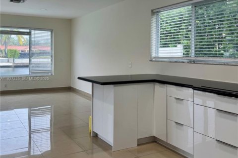 Снять в аренду виллу или дом в Норт-Майами-Бич, Флорида 3 спальни, 206.99м2, № 1988228 - фото 28