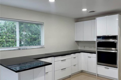 Снять в аренду виллу или дом в Норт-Майами-Бич, Флорида 3 спальни, 206.99м2, № 1988228 - фото 9