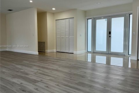 Снять в аренду виллу или дом в Норт-Майами-Бич, Флорида 3 спальни, 206.99м2, № 1988228 - фото 5