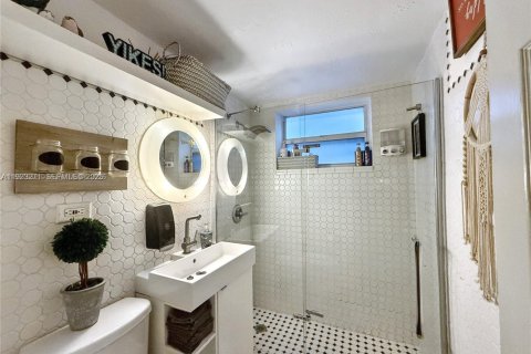 Condo in Miami Beach, Florida, 2 bedrooms  № 1976927 - photo 10