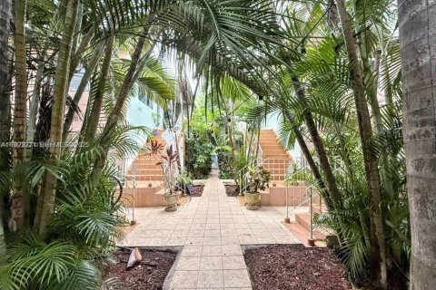 Condo in Miami Beach, Florida, 2 bedrooms  № 1976927 - photo 18