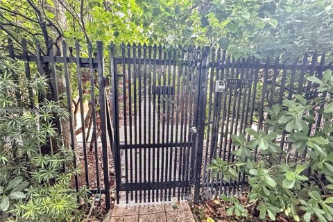 Condo in Miami Beach, Florida, 2 bedrooms  № 1976927 - photo 19