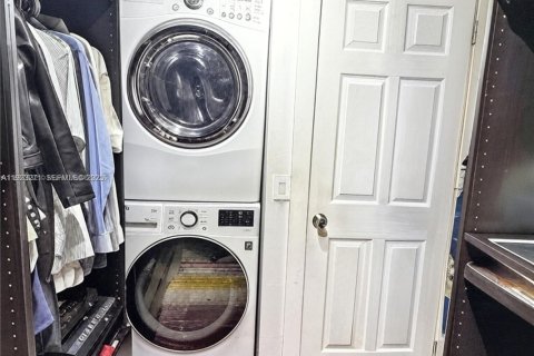 Condo in Miami Beach, Florida, 2 bedrooms  № 1976927 - photo 20