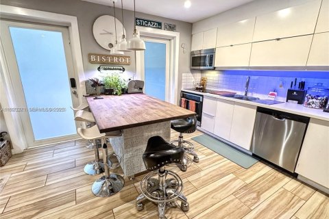 Condo in Miami Beach, Florida, 2 bedrooms  № 1976927 - photo 4