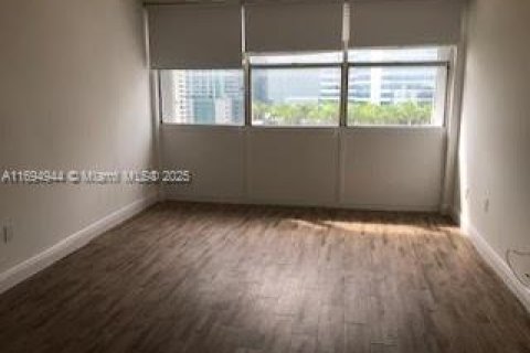 Condo in Miami, Florida, 2 bedrooms  № 1451116 - photo 12