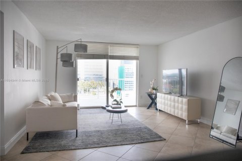 Condo in Miami, Florida, 2 bedrooms  № 1451116 - photo 9