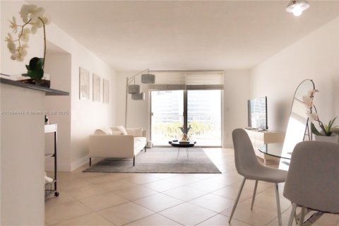 Condo in Miami, Florida, 2 bedrooms  № 1451116 - photo 6