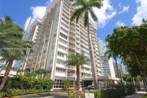 Condo in Miami, Florida, 2 bedrooms  № 1451116 - photo 1
