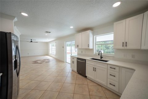 House in Orlando, Florida 5 bedrooms, 284.65 sq.m. № 2396173 - photo 13